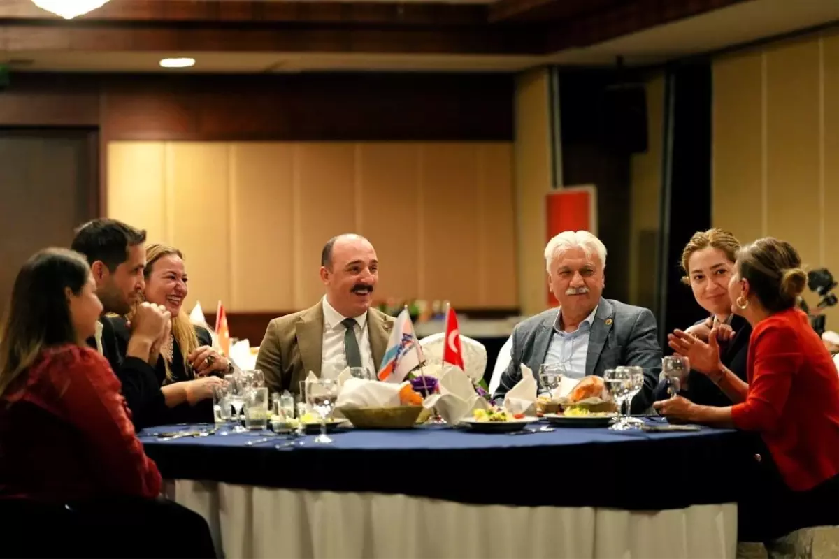 konyaalti belediye baskani cem kotan muhtarlar gununu kutladi CCXXxkTT.jpg